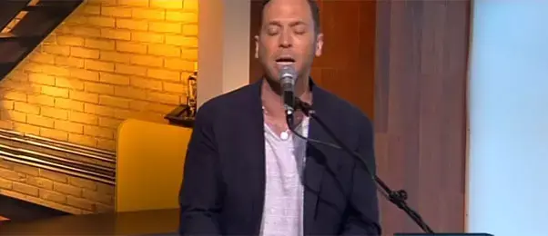 צפו: אוהד חיטמן מבצע שיר שכתב יואב גלנט