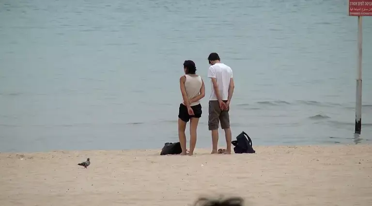 צפו: עם ישראל עומד בצפירה - גם בחוף הים בתל אביב