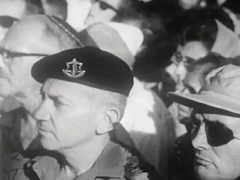 תיעוד נדיר: דיין ושרון בטקס לחללי הצנחנים ב-1968