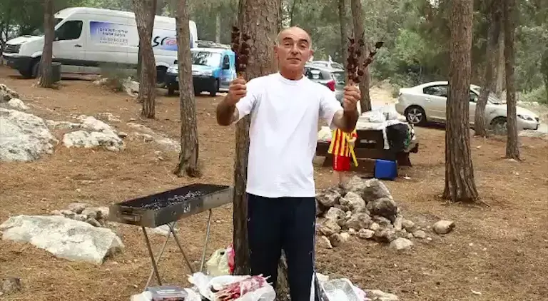 נכווה מחומר דליק שהתיז על מנגל; מצבו בינוני