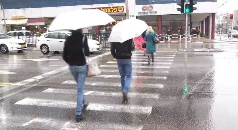 החורף חוזר: ירידה בטמפרטורות וגשמים מקומיים