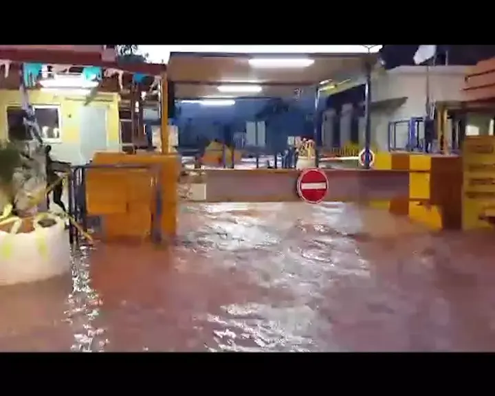 מים עד הברכיים: צפו בשיטפון ששיתק את מסוף טאבה
