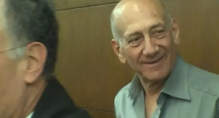 יומיים לפני גזר הדין: אולמרט שוב נחקר באזהרה