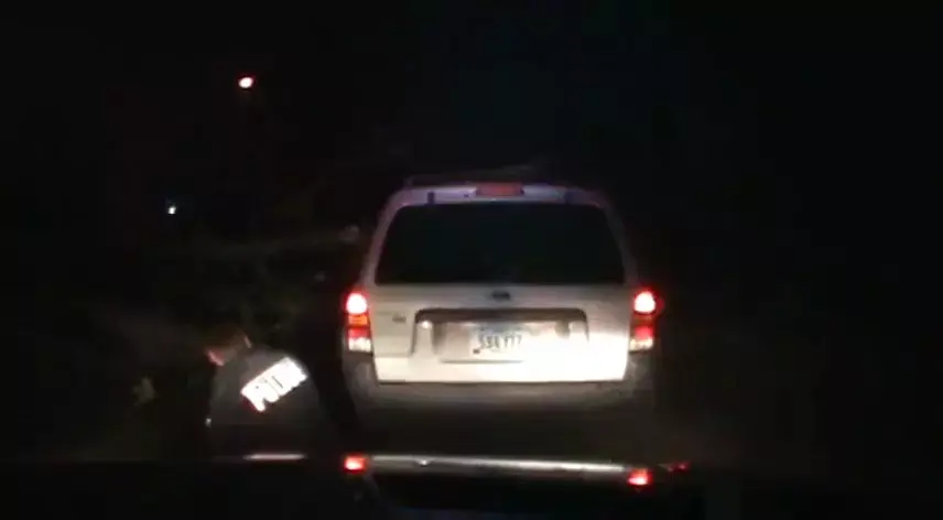 החדשות בדקה: שוטר עצר נהג בצד הדרך - ונפגע מעץ