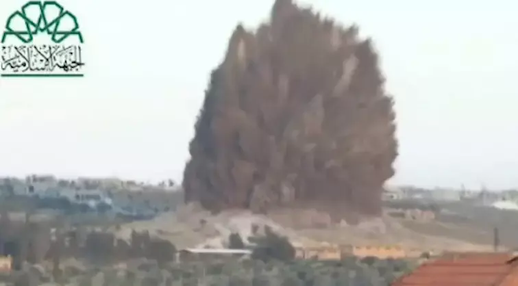 תיעוד: פיצוץ עז מחריב בסיס של צבא אסד באידליב