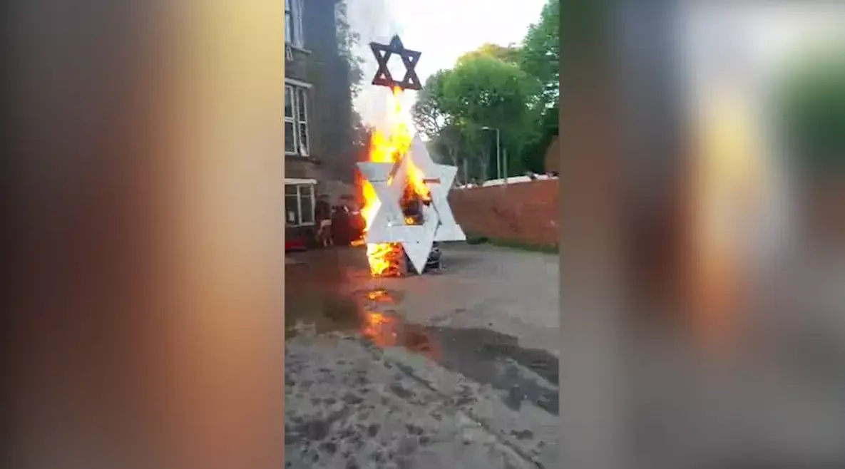 חרדים קיצונים שורפים מגן דוד בל"ג בעומר