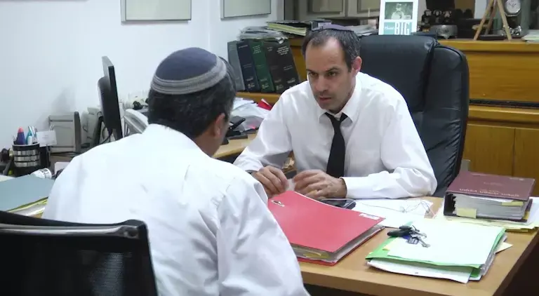 חשוד בתג מחיר: "התנפלו עליי וחנקו אותי בחקירה"