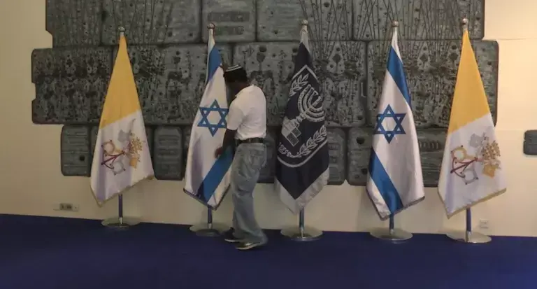 ההכנות לביקור האפיפיור: 15 יורחקו, ישיבה תפונה