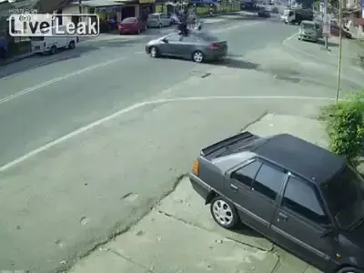 החדשות בדקה: אופנוען התנגש ברכב, התהפך - וקם