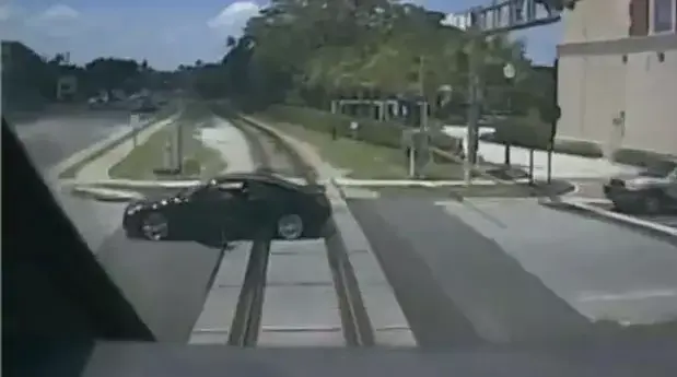 החדשות בדקה: צפו בנהגת שנמלטה בדקה ה-90 מפגיעת רכבת