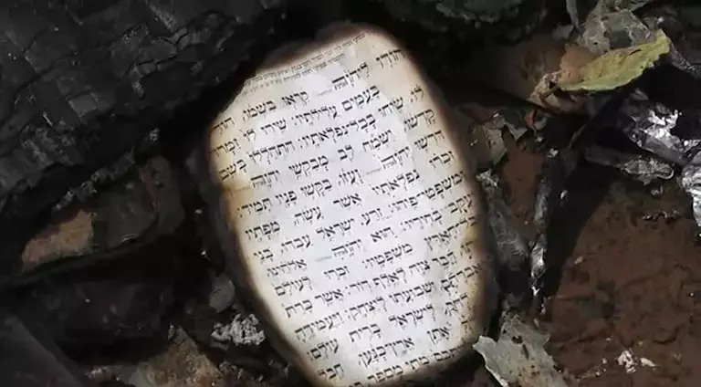 חשד: הציתו קרוואן עם מאות ספרי תורה בכביש 6