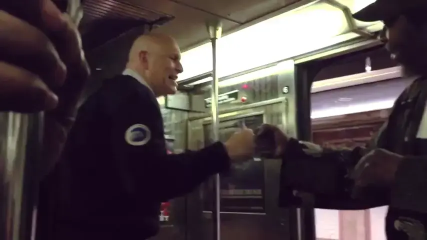 החדשות בדקה: הכישרון הסודי של כרטיסן הרכבת