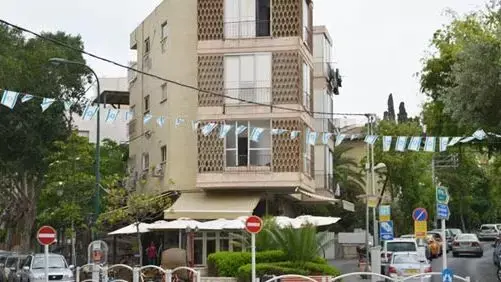 "קוד שרוף" מנסה להיות "מד מן" של עולם המיחשוב, לא בטוח שזה לטובתה