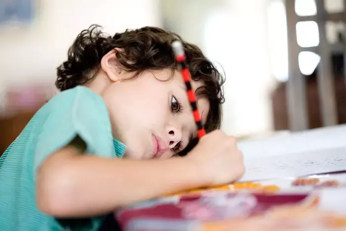 החדשות בדקה: הילד השחית הדרכון, האב נתקע בחו"ל