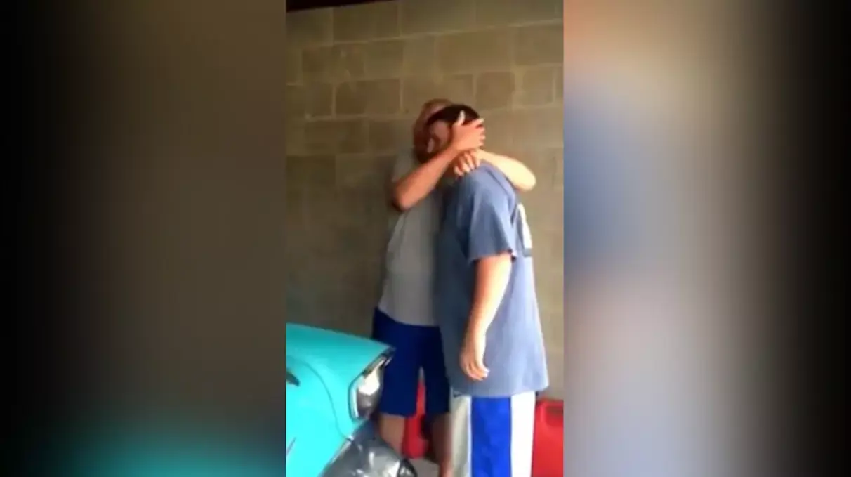 החדשות בדקה: צפו בילד שהגשים חלום לאביו