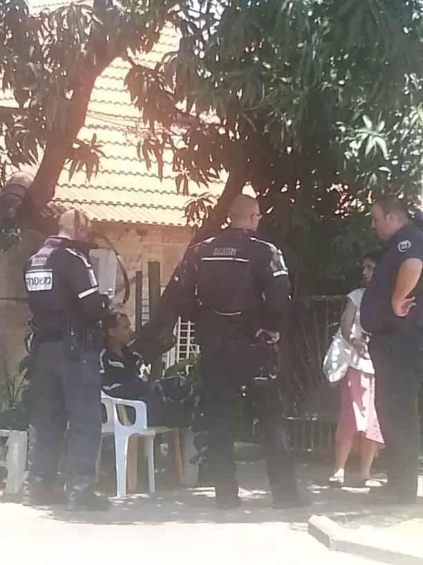 צעיר לוקה בנפשו נורה לאחר שניסה לדקור שוטר