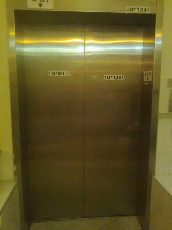 גברים ונשים מופרדים במעלית: "לשמור על העיניים"