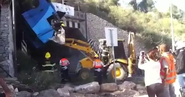 משאית התהפכה ונתלתה מגשר, עומסי תנועה בכביש 1
