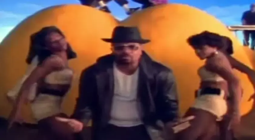 זה סופי: "Baby Got Back" נשמע אפילו יותר טוב עם כינורות ברקע