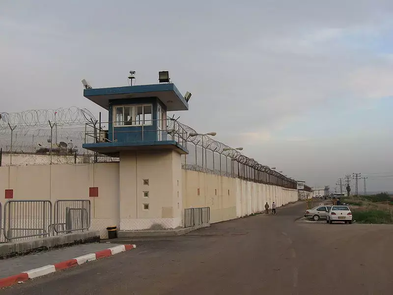 "אתה והמשפחה שלך תסבלו": אסיר הורשע באיום על שוטר שהביא להרשעתו