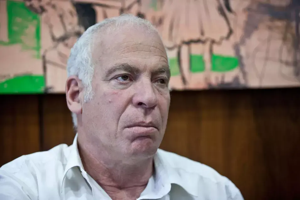 כמה עולה להשמיט מילה משמו של משרד הבינוי והשיכון?