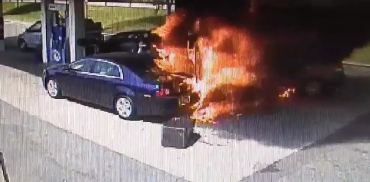 החדשות בדקה: צפו בשוטר מחלץ אדם מרכב בוער