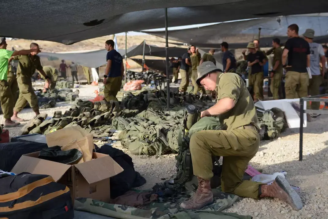 סקר יומי: האם תנאי הפרישה מצה"ל של לוחמים צריכים להיות זהים לקציני ונגדי מטה?