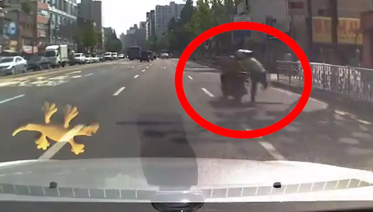 החדשות בדקה: צפו בשוטר שהלך רחוק כדי לתת דוח