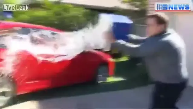 החדשות בדקה: סירב להתראיין - והשליך מים על הכתבת