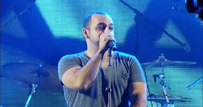 צפו: קובי אפללו שר בעצרת למען החטופים