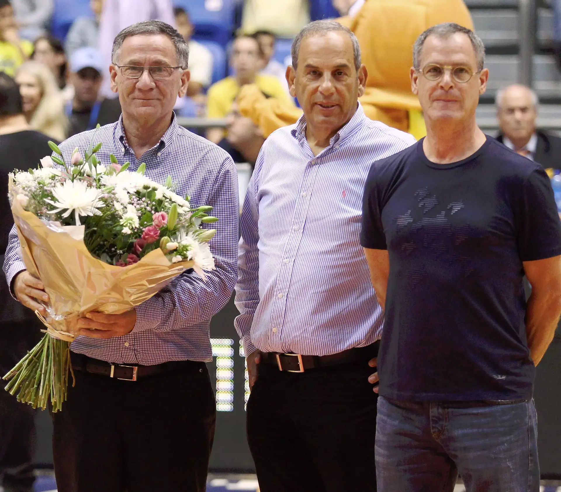 החדשות בדקה: אישה בהריון נפלה לפסי הרכבת - וניצלה