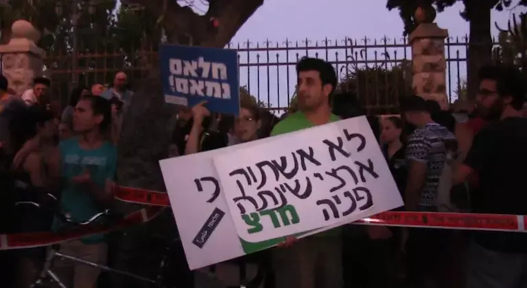 "נחמה, לא נקמה": אלפים מחו בבירה נגד גזענות