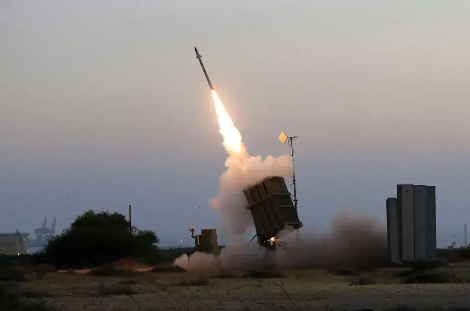 החדשות בדקה: יירוטים מעל גוש דן, תקיפות ברצועה