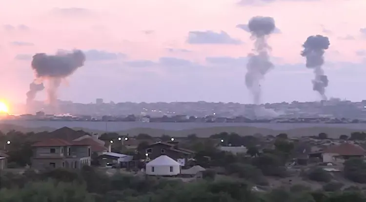 אמש: יותר מ-100 תקיפות; "מכונית עיתונאים הופצצה"