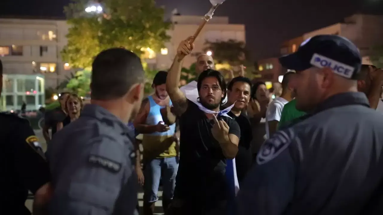 הפגינו נגד המבצע בעזה - והוכו על ידי פעילי ימין
