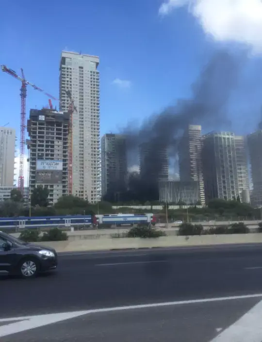 שריפה פרצה במתחם "צמרת" בתל אביב; 3 צוותים במקום