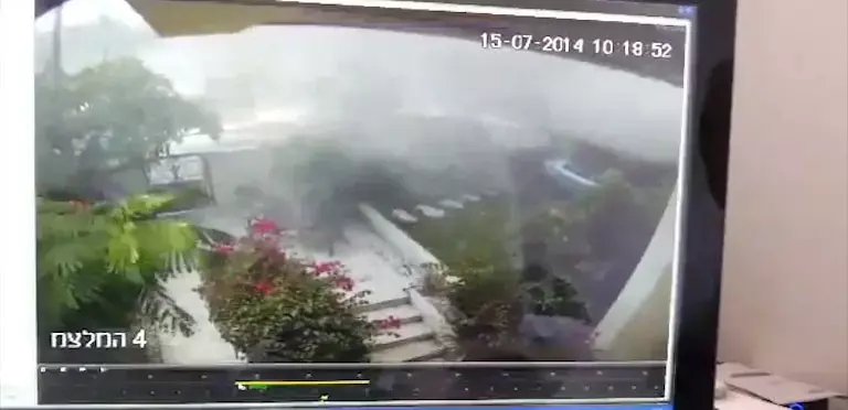 תיעוד: רקטה פוגעת בבית פרטי באשדוד