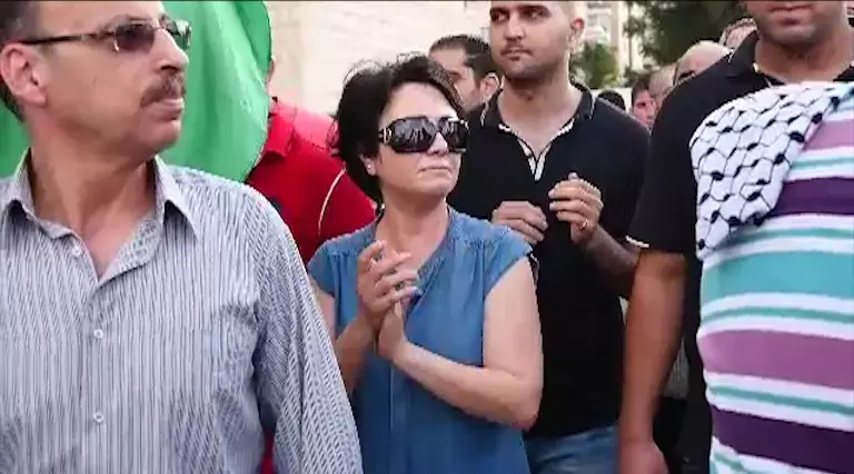 ח"כ חנין זועבי נאזקה במהלך הפגנה נגד המבצע בעזה