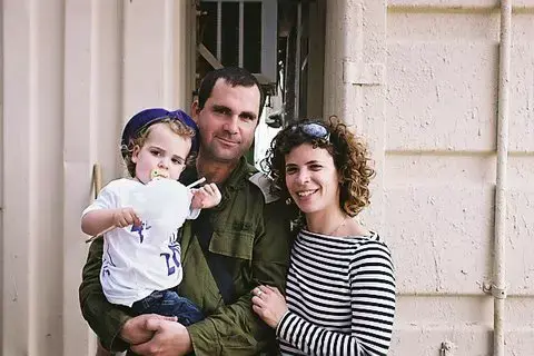 לא תלטף עוד את ראשי הילדים לפני השינה