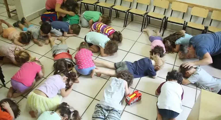צפו בילדי גן באזעקה: מגיע להם לחיות בשלום ואהבה