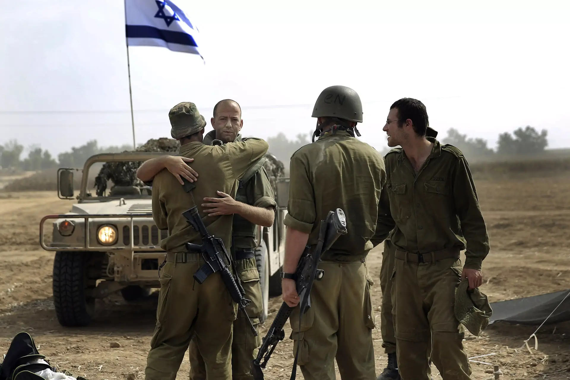 חיבוק בין לוחמים