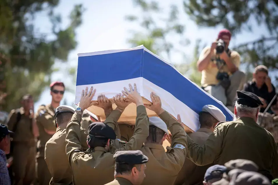 החדשות בדקה: נעצרו מיידי אבנים לעבר הלווית חייל