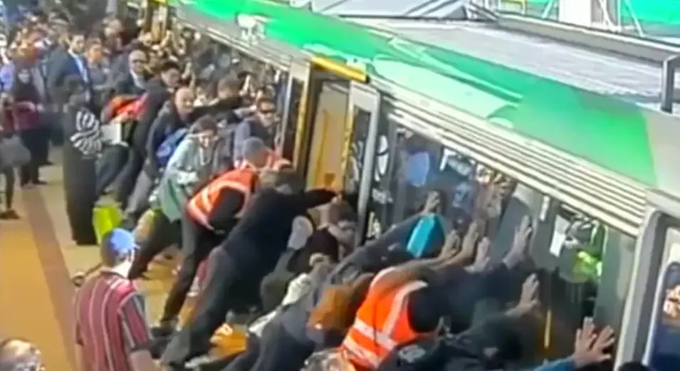 החדשות בדקה: חילוצו יוצא הדופן של נוסע ברכבת התחתית