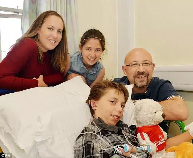 ילד עבר השתלת אוזניים מהצלעות שלו