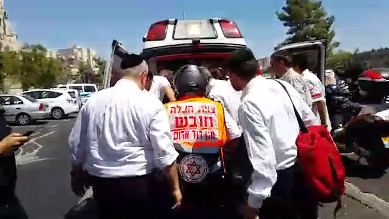 דלת פלדה נפלה על פעוטה בירושלים; מצבה אנוש
