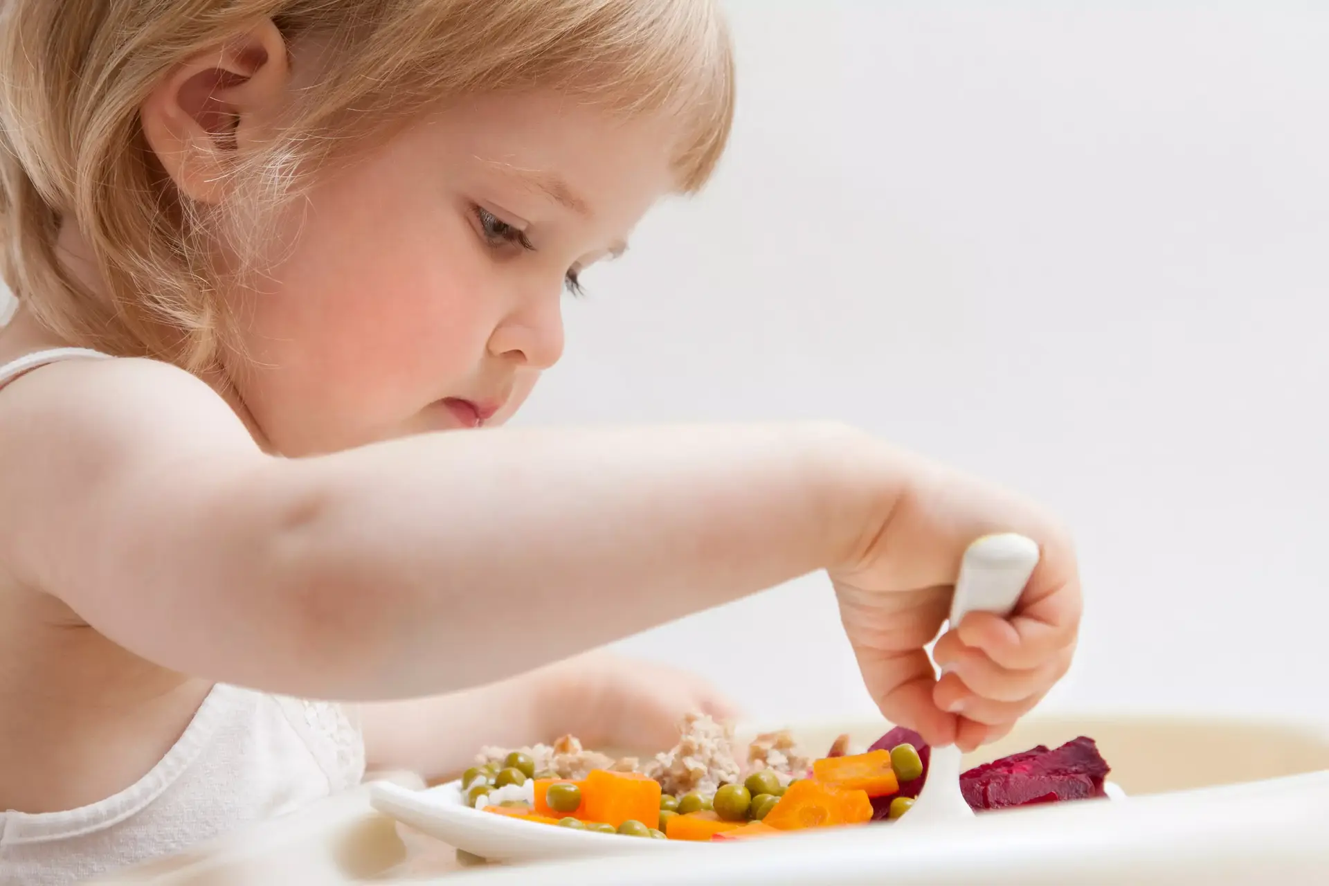 הורים שואלים: איך גורמים לילדים לאכול בריא?