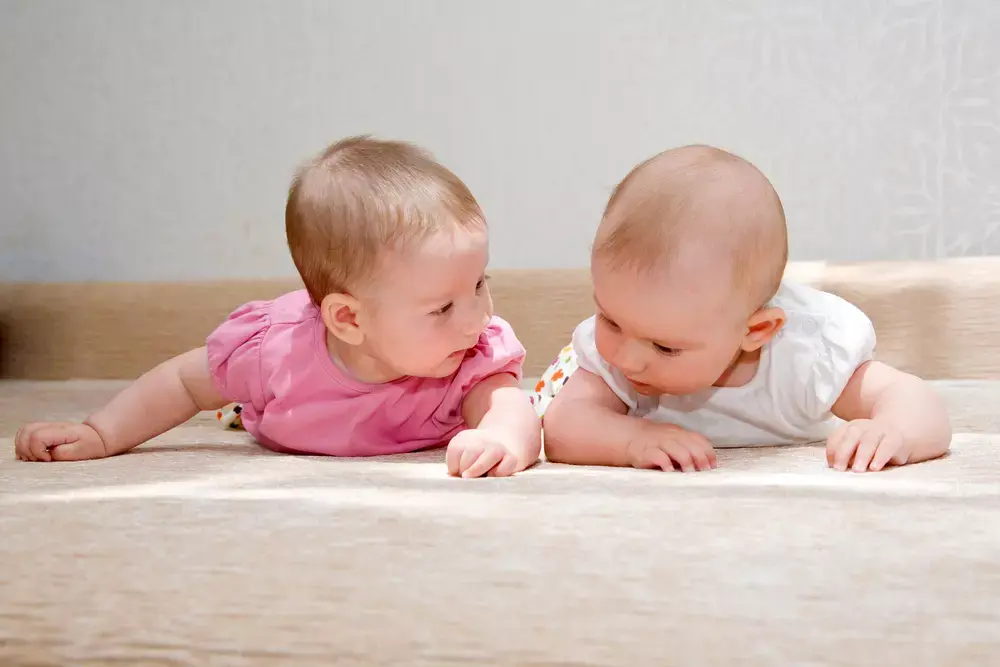 דברו אליו: למה כדאי שתפנו אל הילד בקול תינוקי?