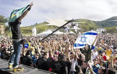 סקאזי מציג אוסף של דגלי ישראל
