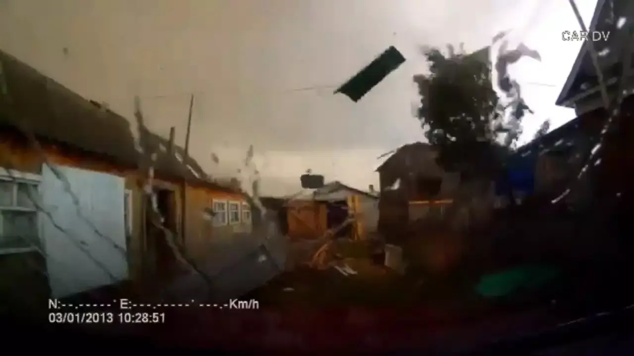 צפו בתיעוד נדיר מלב הטורנדו שהרס בתים