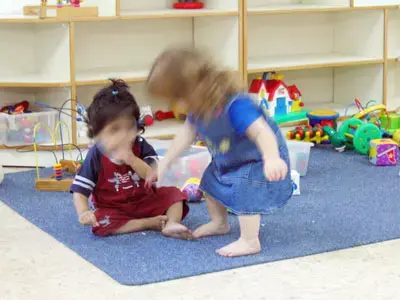 צעצועים כבדים יותר מסייעים לילדים קטנים